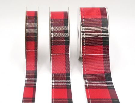 Festliches rotes Karoband_AI